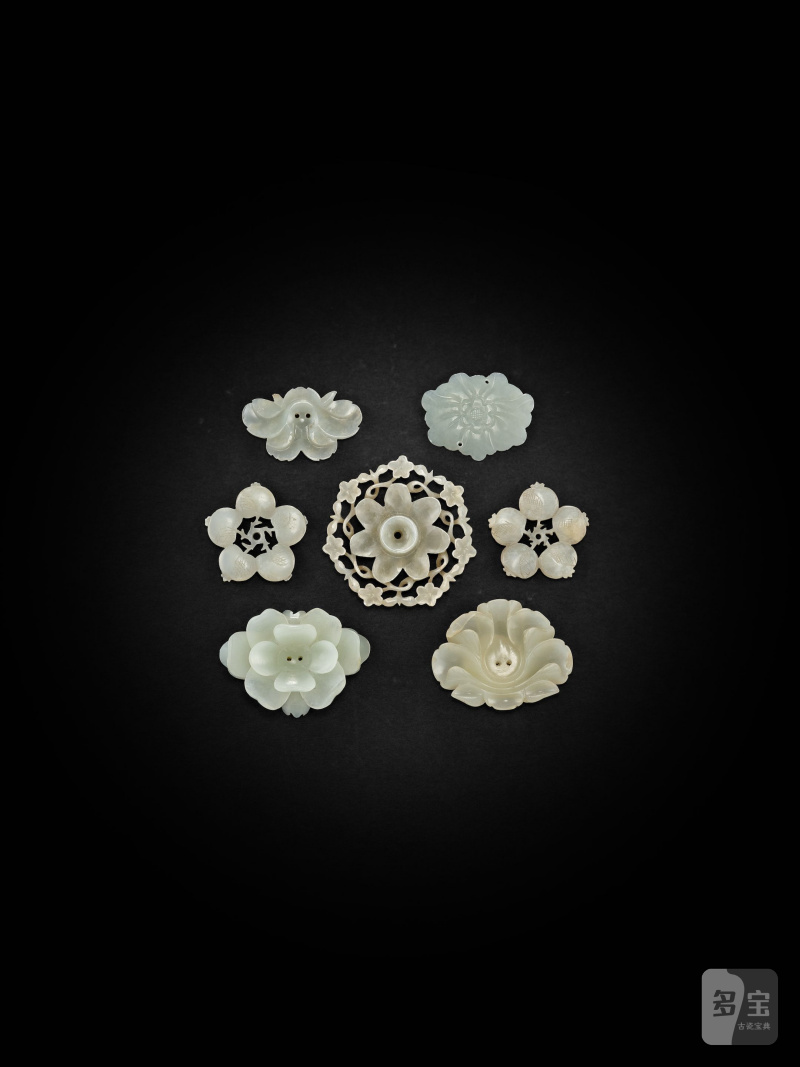 明/清　玉花片一組七件 | A GROUP OF SEVEN JADE FLORAL ORNAMENTS